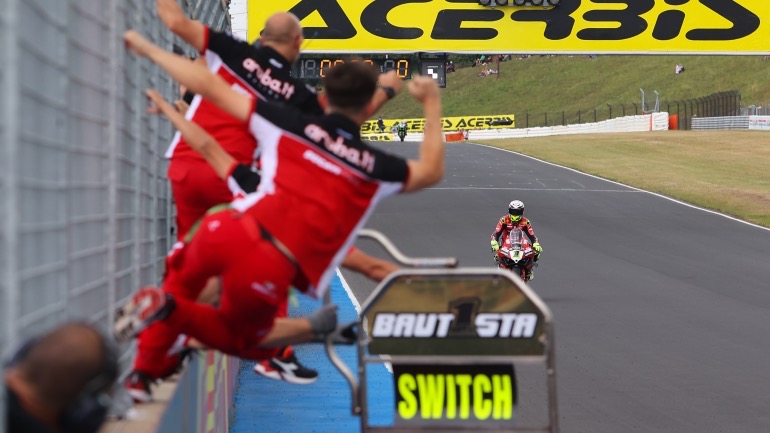 Ο Bautista πήρε τη νίκη, ο Razgatlioglu έπεσε